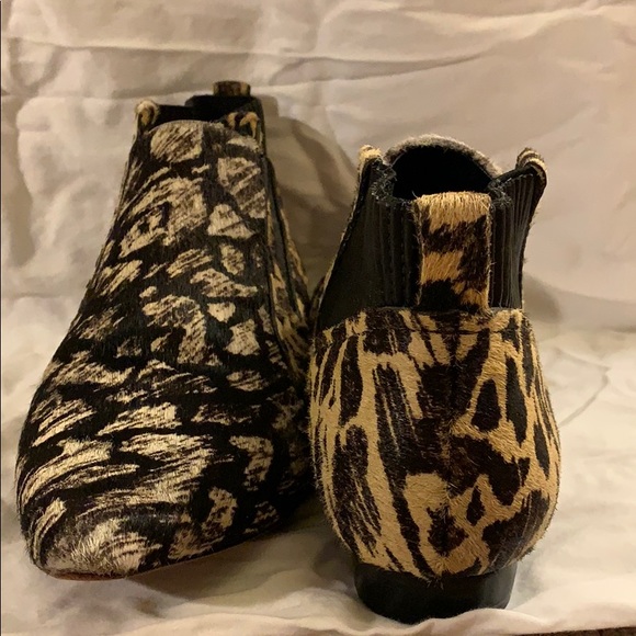 Awesome animal print low booties. - Picture 3 of 5